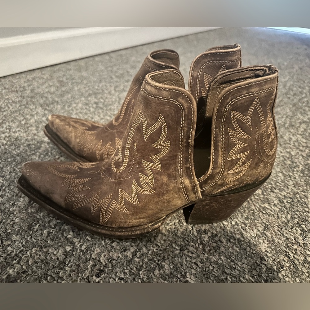 Ariat Women’s booties Dixon in naturally distressed brown